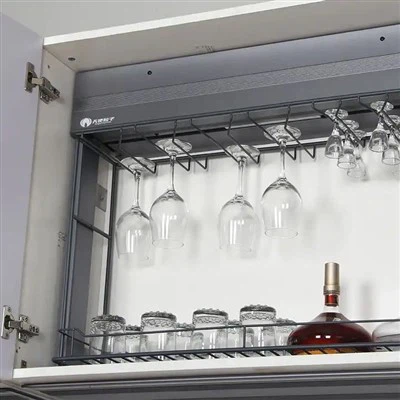 Automaattinen hyllynnostin riippuviin viinitelineisiin pullon säilytys