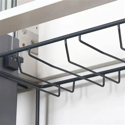 Kotitalouksien seinään kiinnitettävä viinipullojen säilytysteline