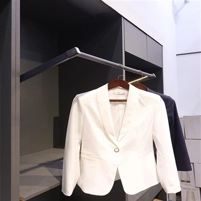 Nostettu ripustustanko vaatekaappiin